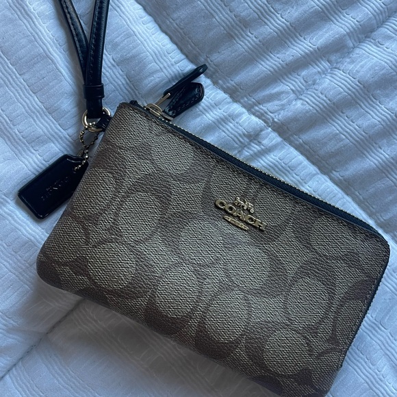Coach Accessories - Wristlet coach bag, new conditions.